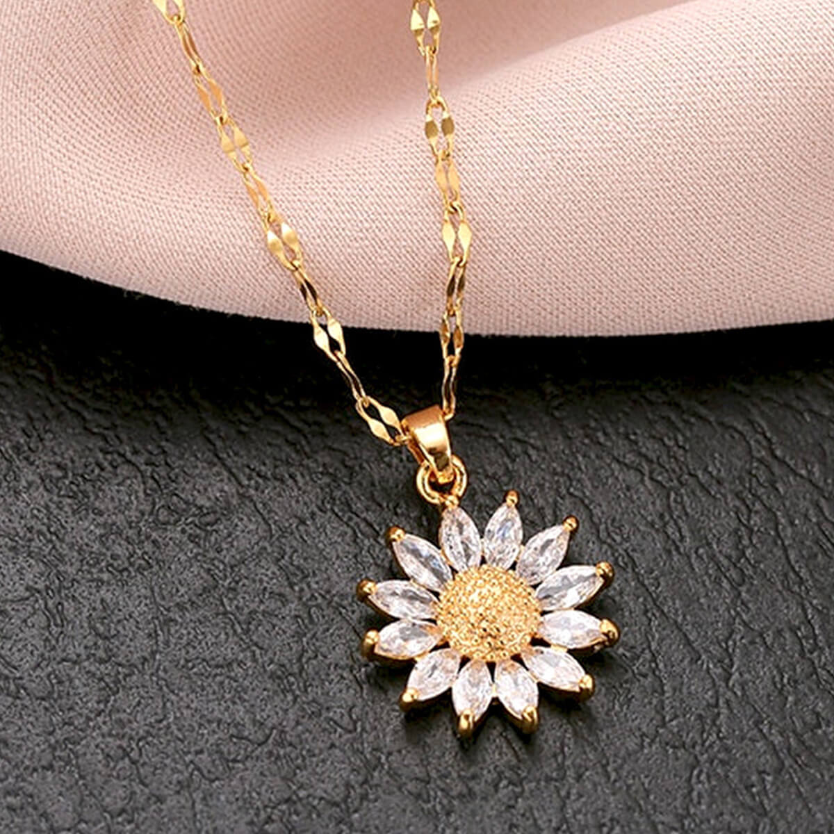 FLOWER CHARM NECKLACE from Ashlen
