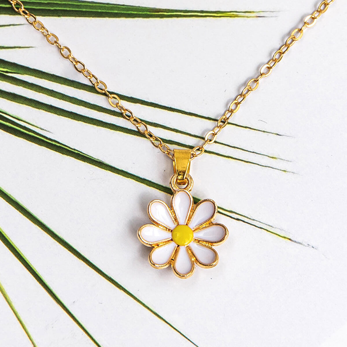 DAINTY DAISY NECKLACE from Ashlen