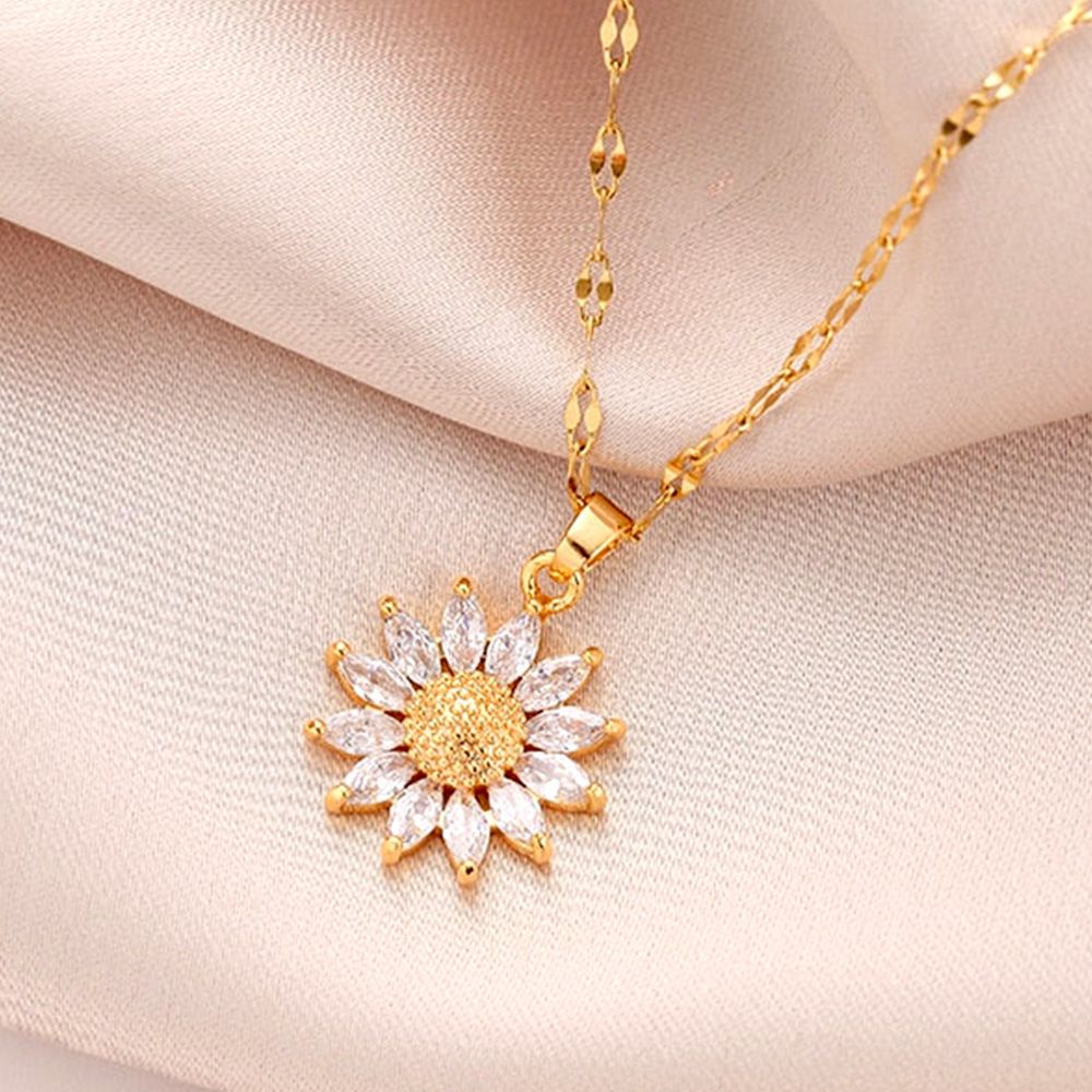 FLOWER CHARM NECKLACE from Ashlen