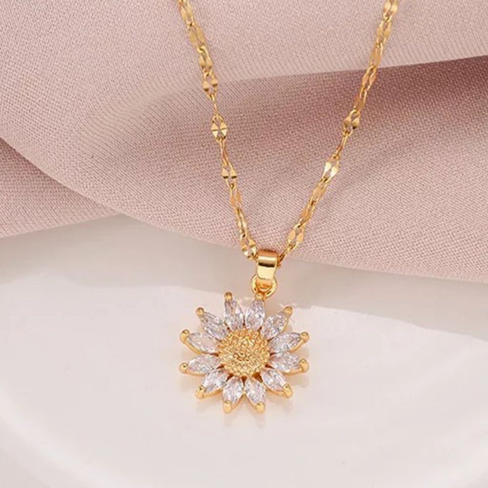 FLOWER CHARM NECKLACE from Ashlen