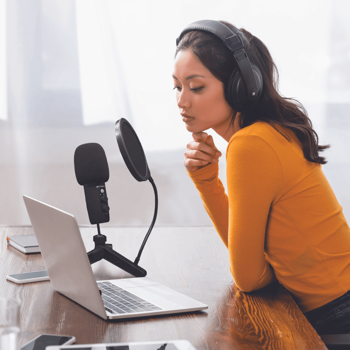 Emerson USB Gaming and Streaming Condenser Microphone with LED Lighting from Jupiter Gear Home
