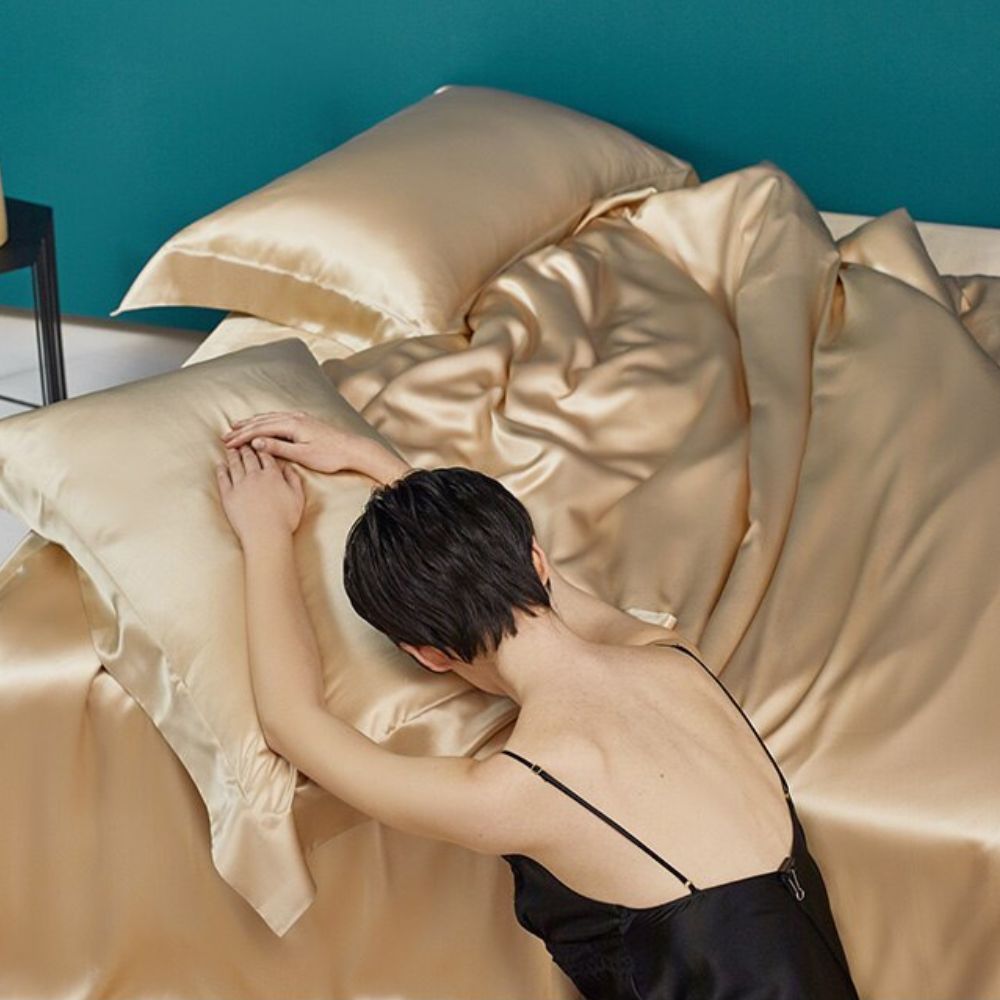 Deluxe Silk Bedding Set from Moderny