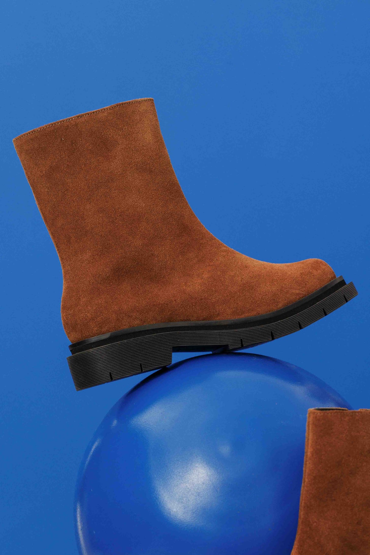 Arlo Lugsole Chelsea Boots From Rotunda