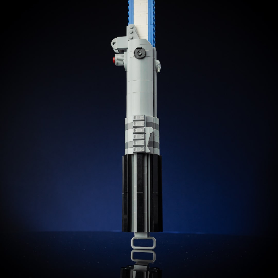Luke’s Episode IV Life-Sized Saber from Bricker Builds