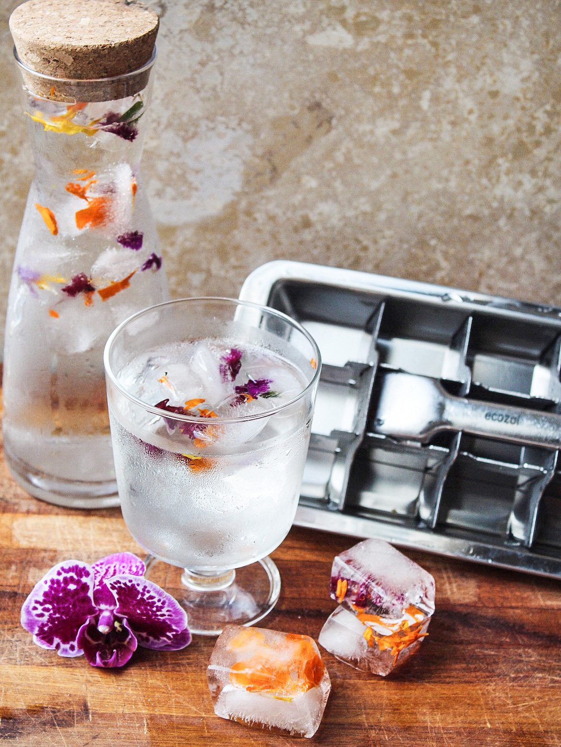 Stainless Steel Ice Cube Tray with Easy Release Handle, Vintage Design from ecozoi