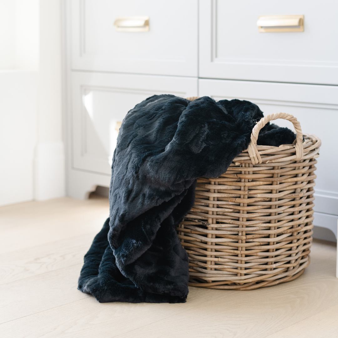 PATTERNED FAUX FUR THROW BLANKETS From Saranoni