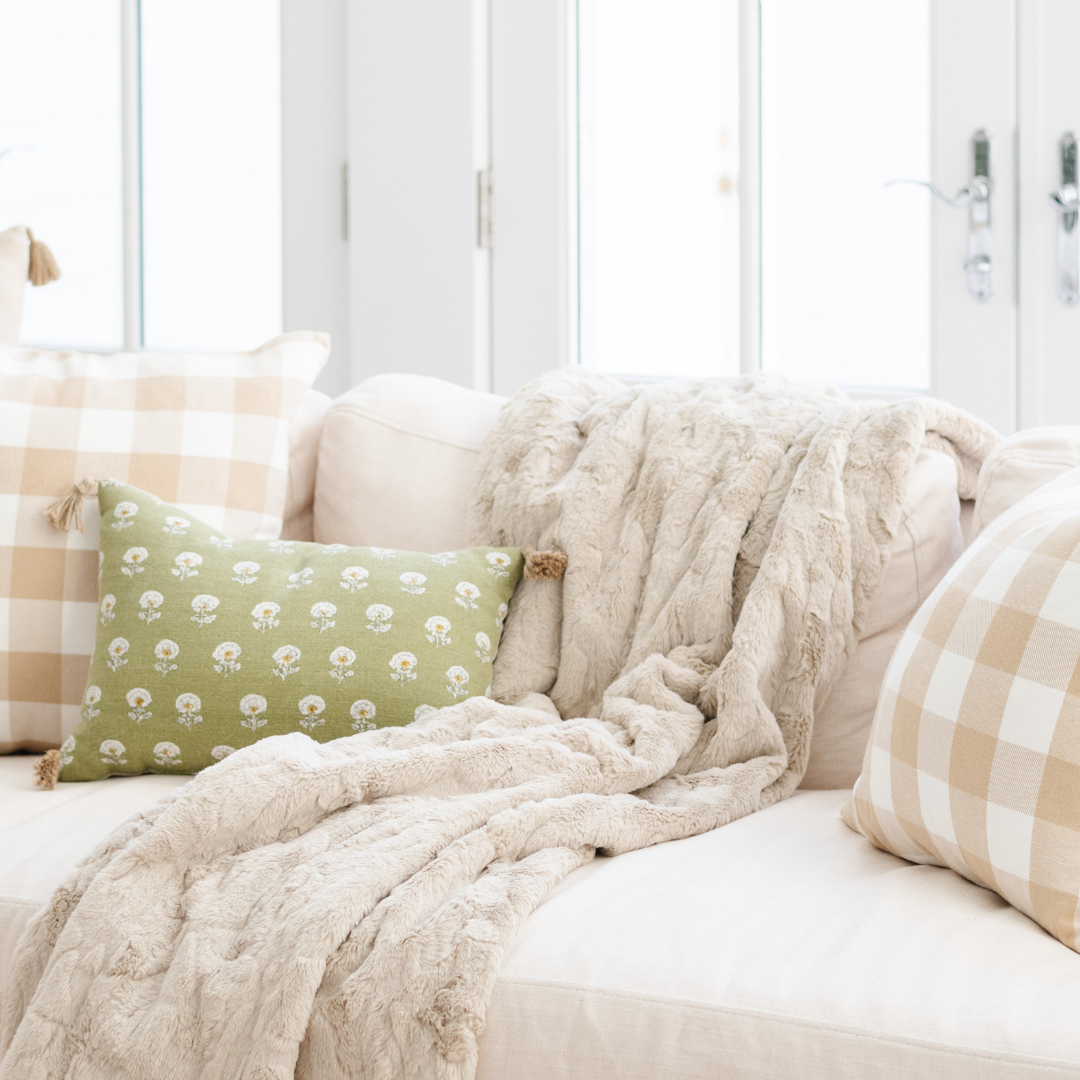 PATTERNED FAUX FUR XL THROW BLANKETS From Saranoni