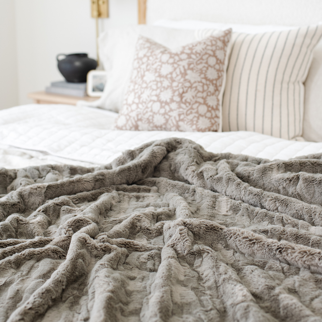 PATTERNED FAUX FUR THROW BLANKETS From Saranoni
