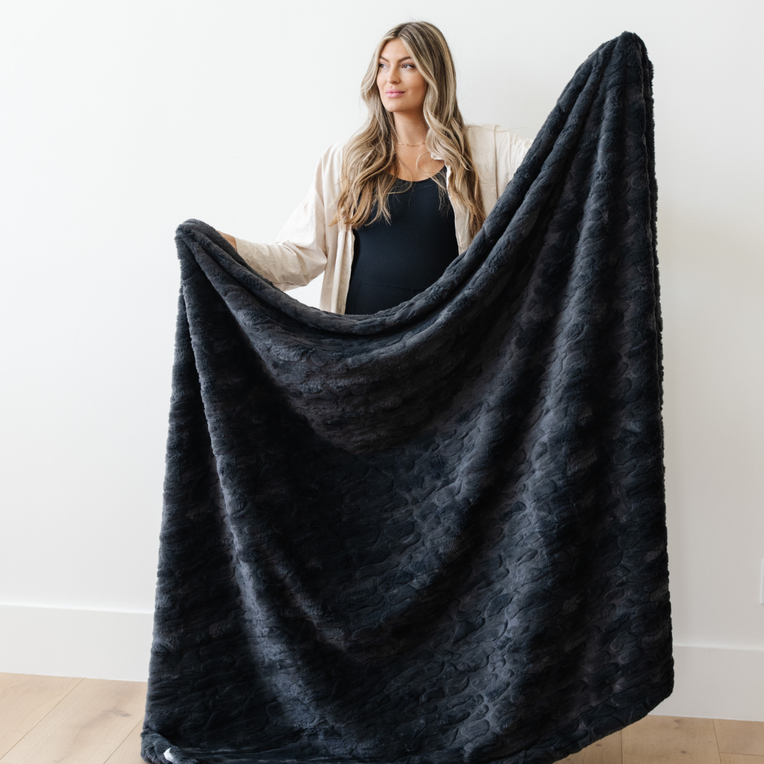 PATTERNED FAUX FUR THROW BLANKETS From Saranoni