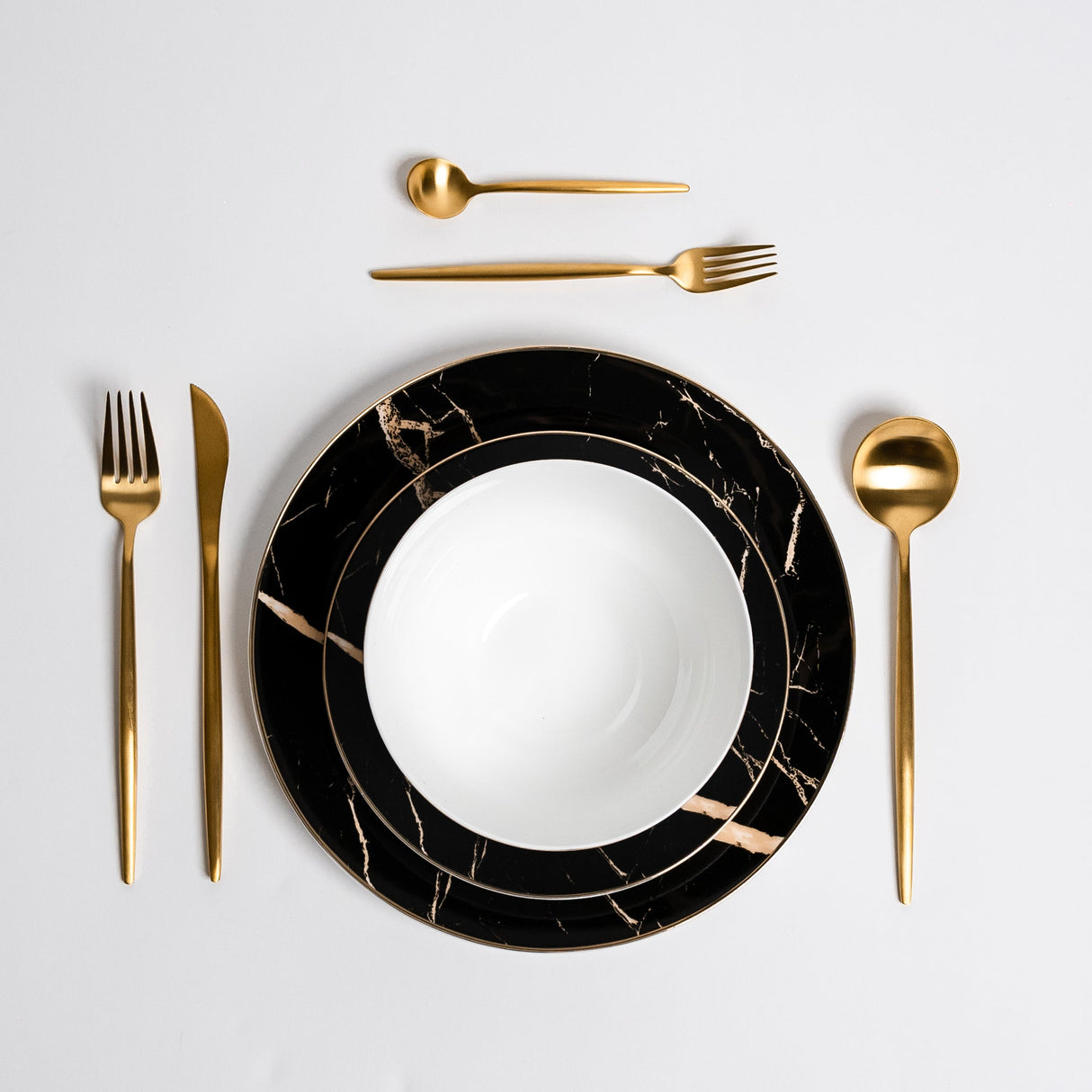 Ozarke's Libra Black Marble Plate Set from Ozarké