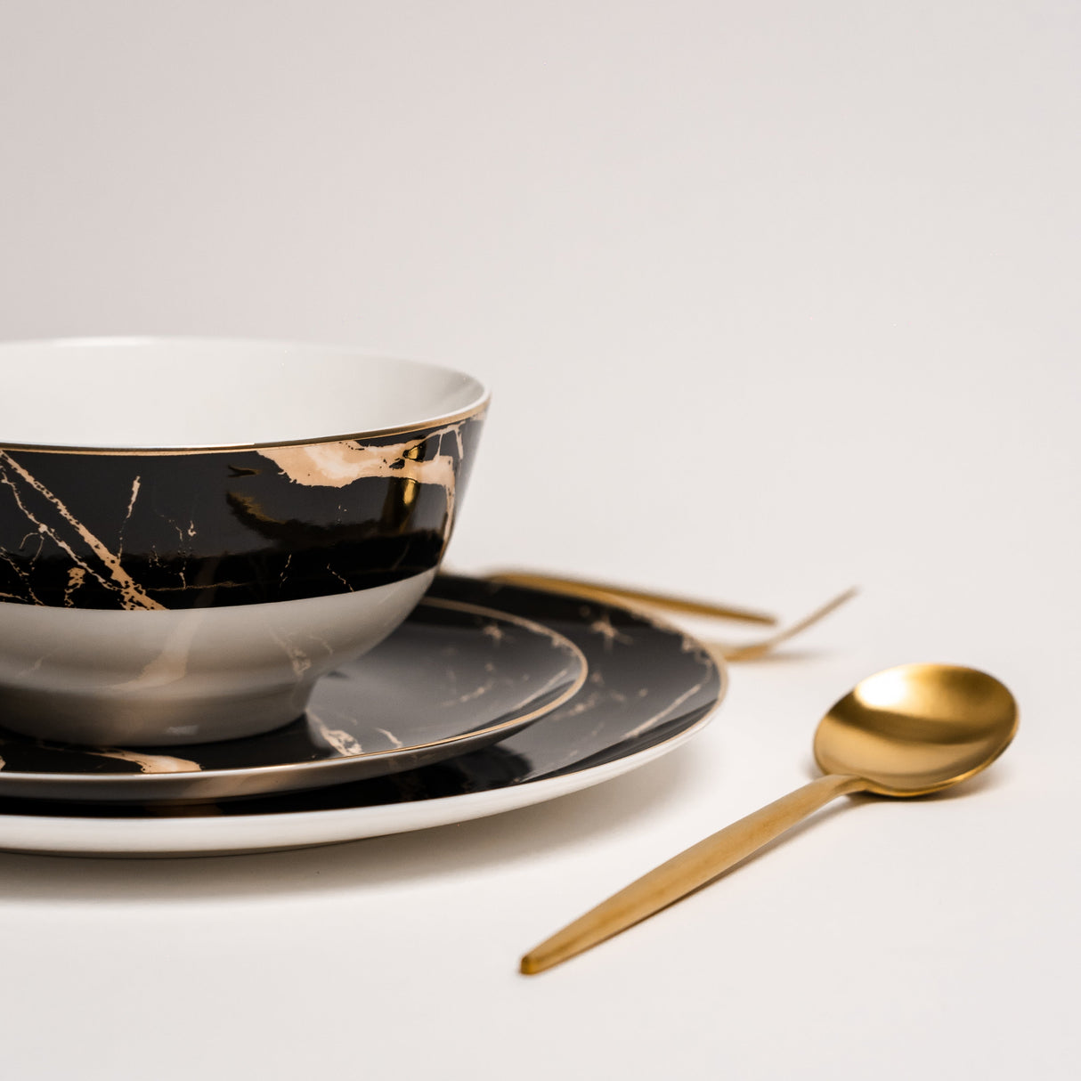 Ozarke's Libra Black Marble Plate Set from Ozarké