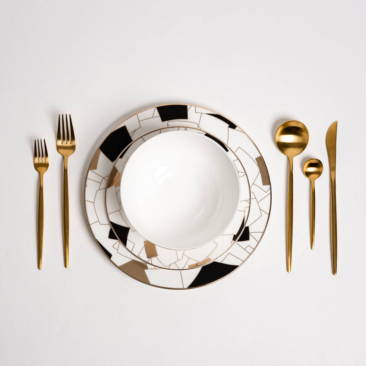Ozarke's Aurora Black Plate Set from Ozarké