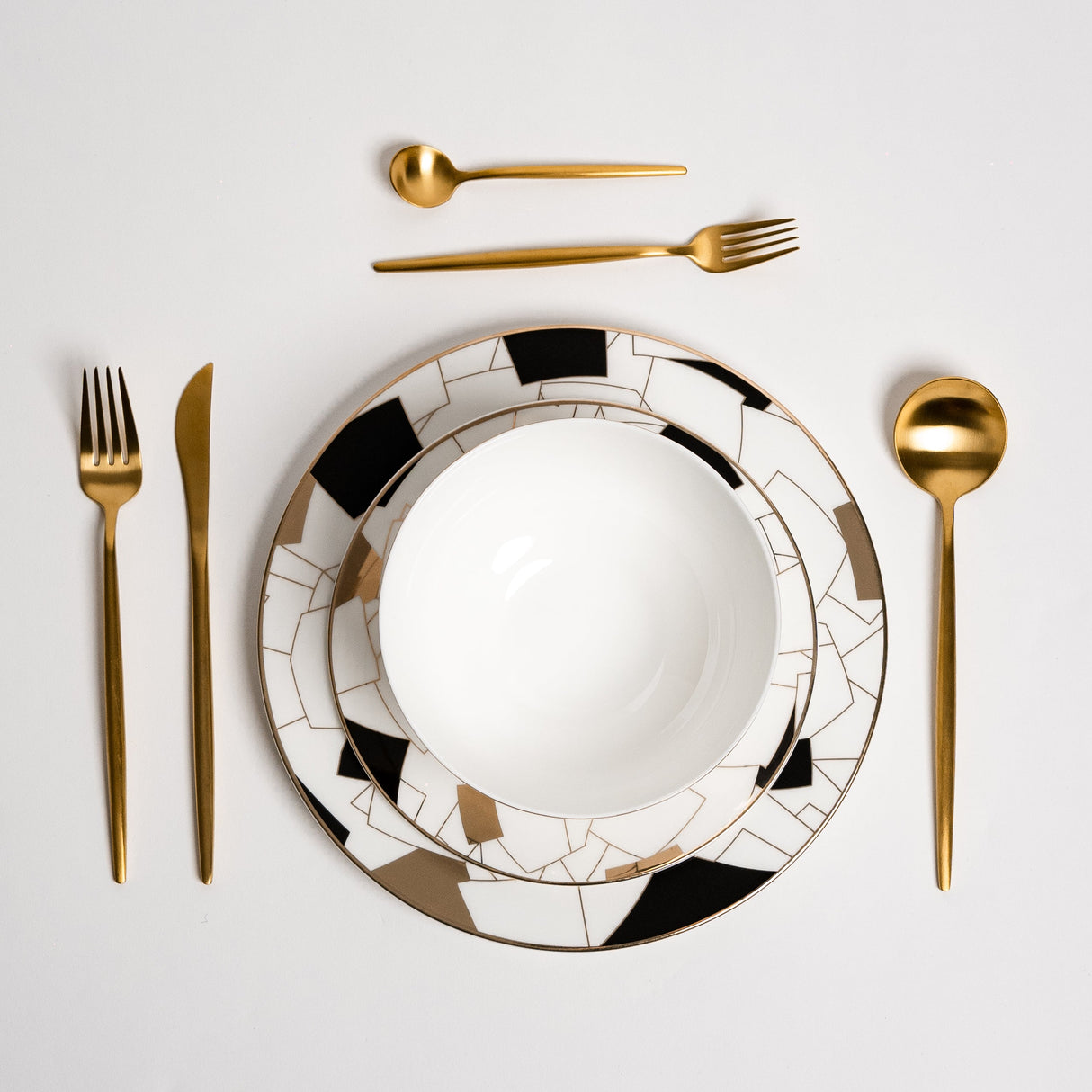 Ozarke's Aurora Black Plate Set from Ozarké