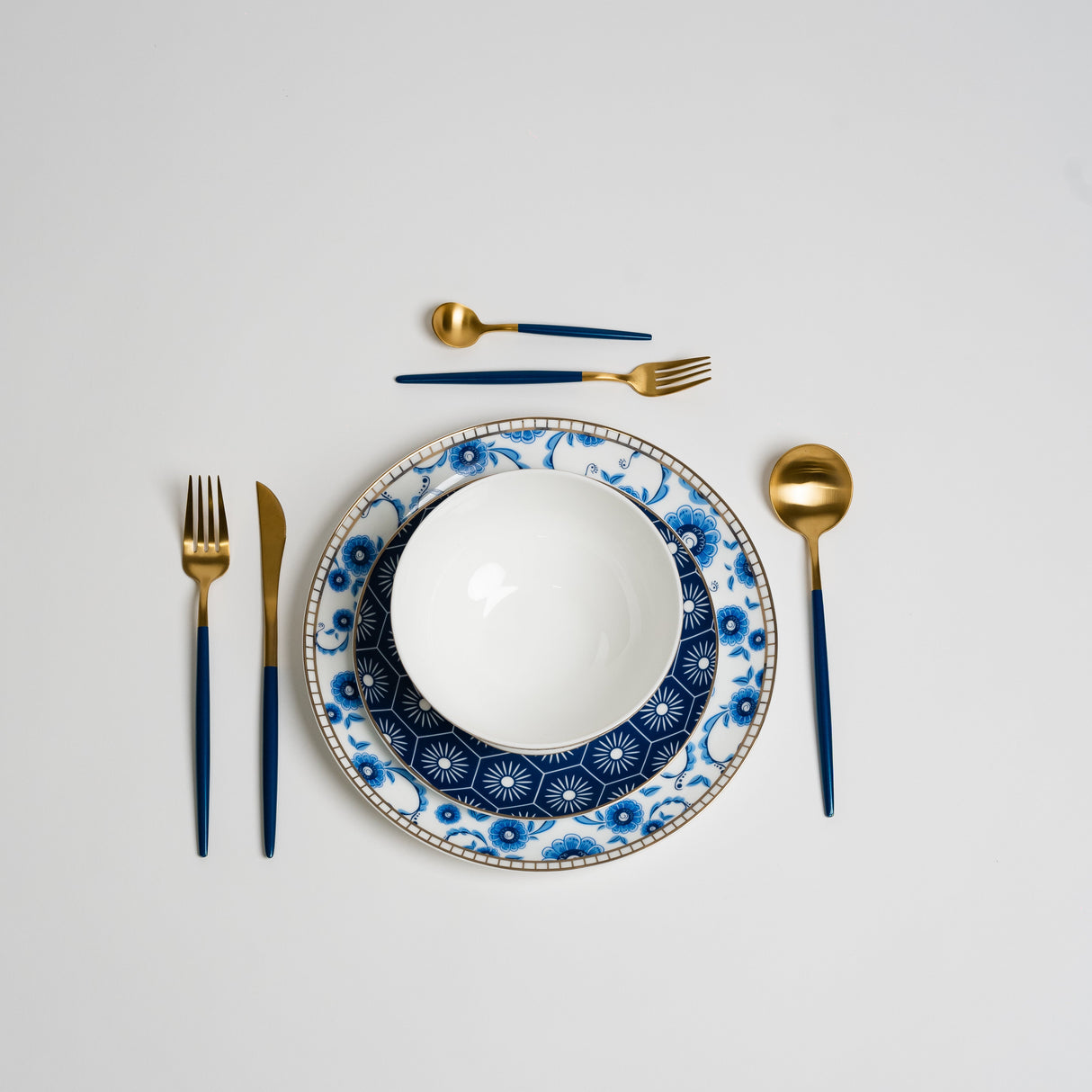 Ozarke's Gem Blue White Plate Set from Ozarké