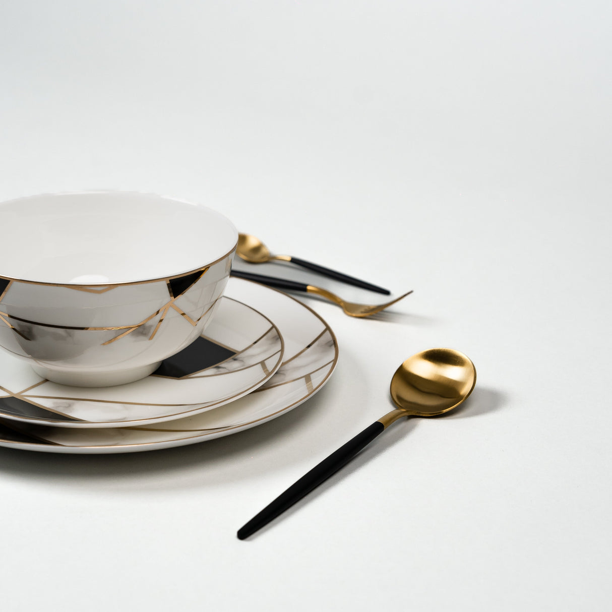 Ozarke's Transform Gold Marble Plate Set from Ozarké
