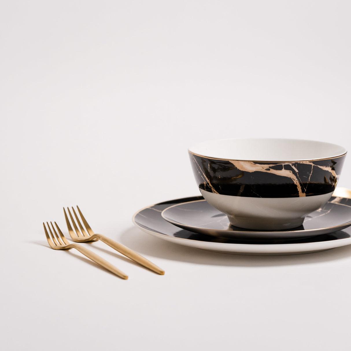 Ozarke's Libra Black Marble Plate Set from Ozarké