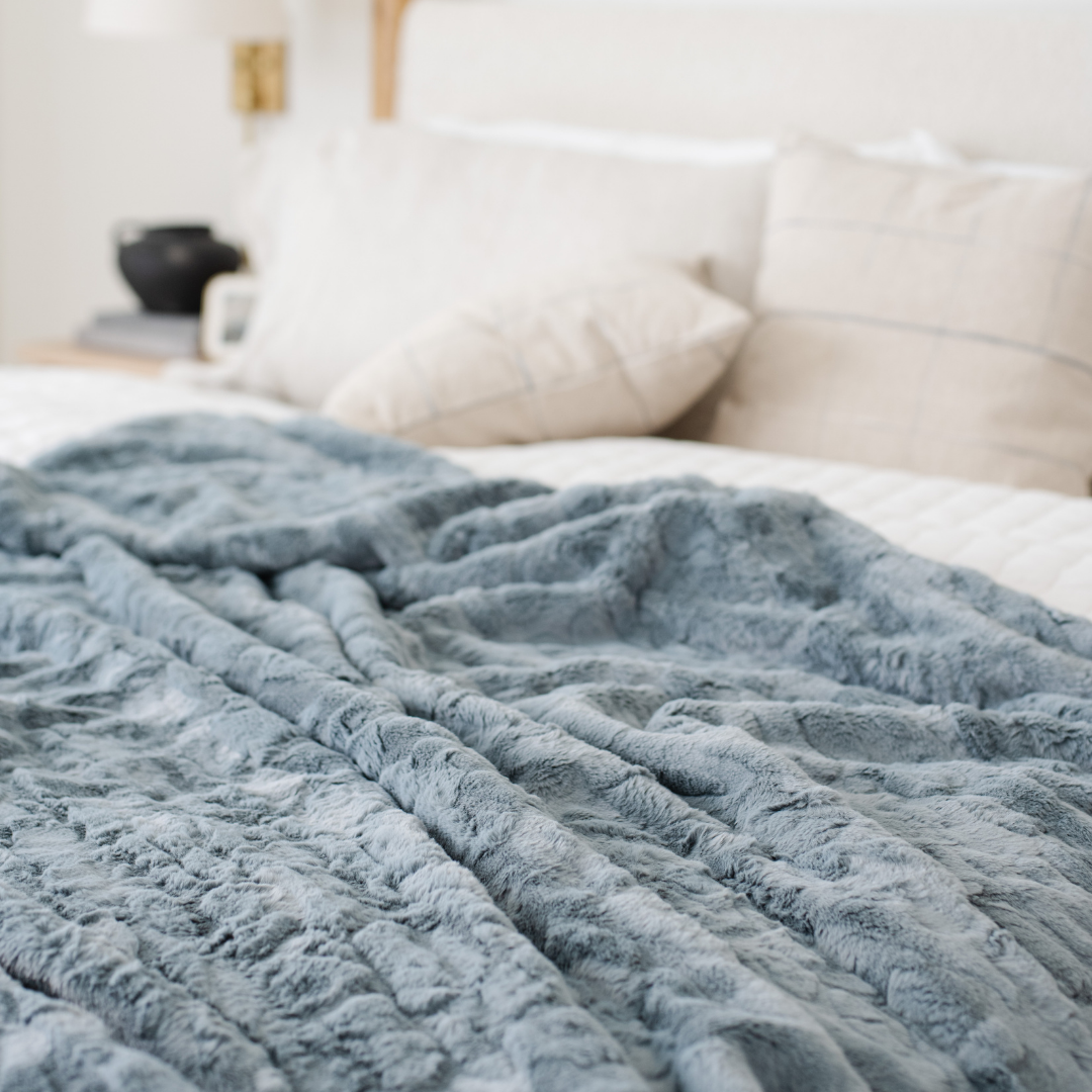 PATTERNED FAUX FUR THROW BLANKETS From Saranoni