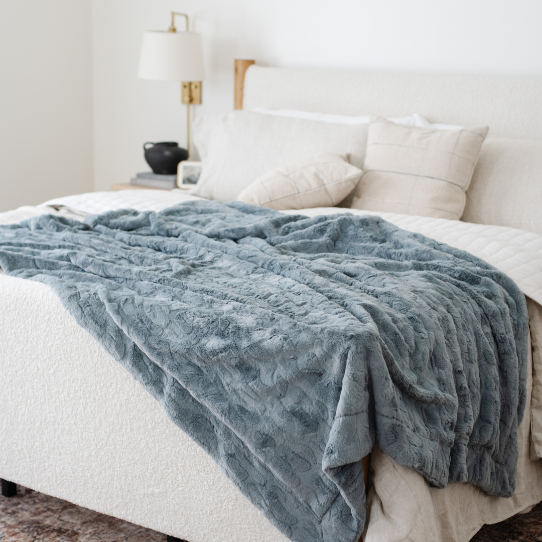 PATTERNED FAUX FUR XL THROW BLANKETS From Saranoni