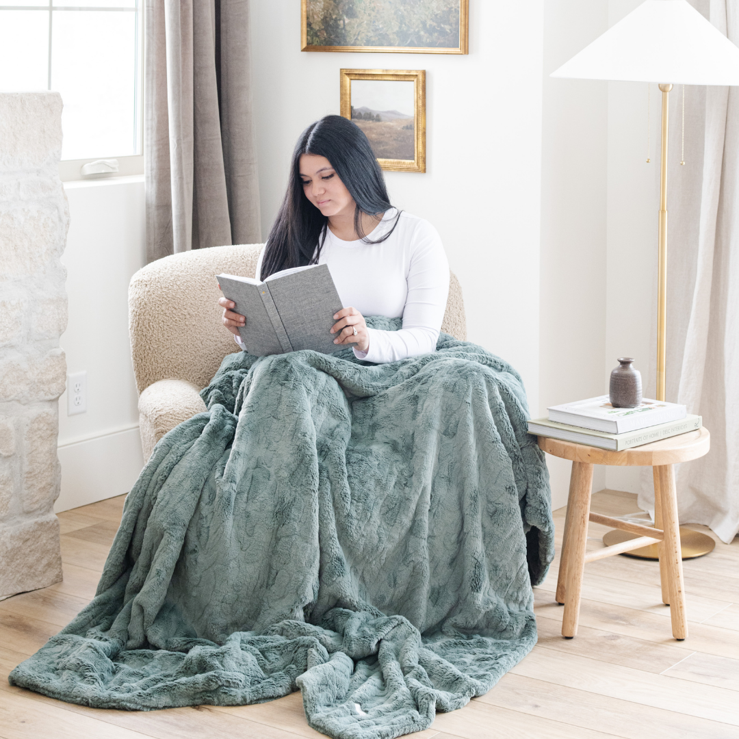 PATTERNED FAUX FUR XL THROW BLANKETS From Saranoni