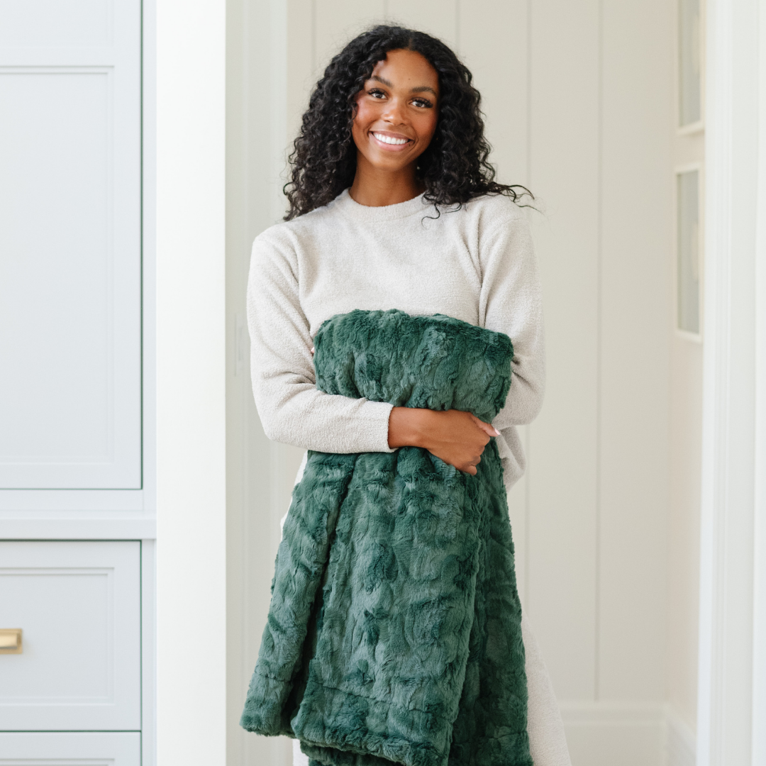 PATTERNED FAUX FUR THROW BLANKETS From Saranoni