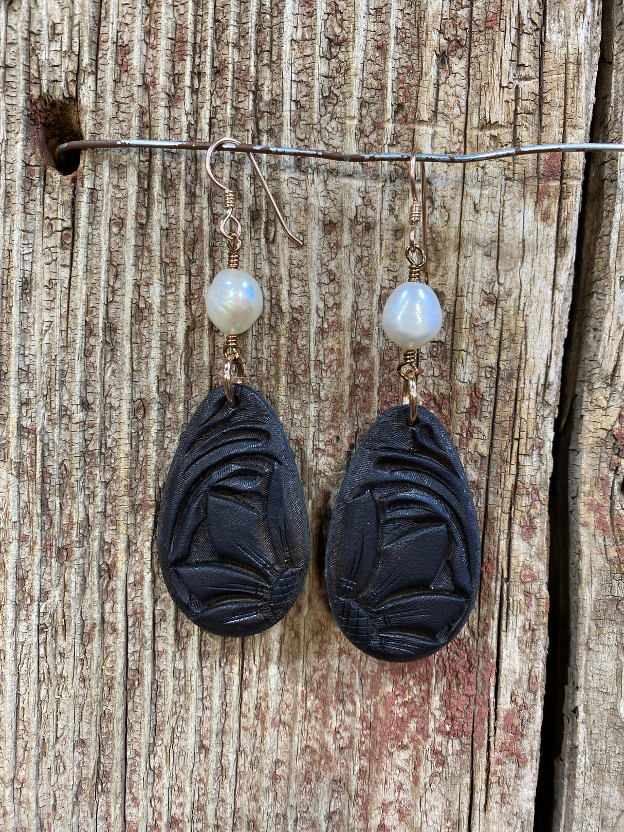 15526 Tooled Black Leather Teardrop with Pearl Earring