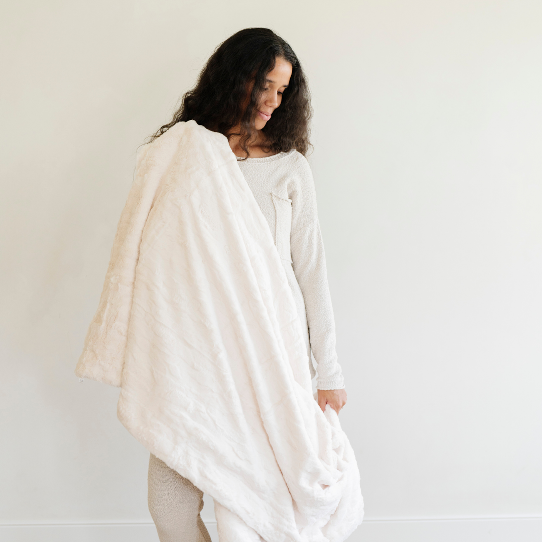 PATTERNED FAUX FUR THROW BLANKETS From Saranoni