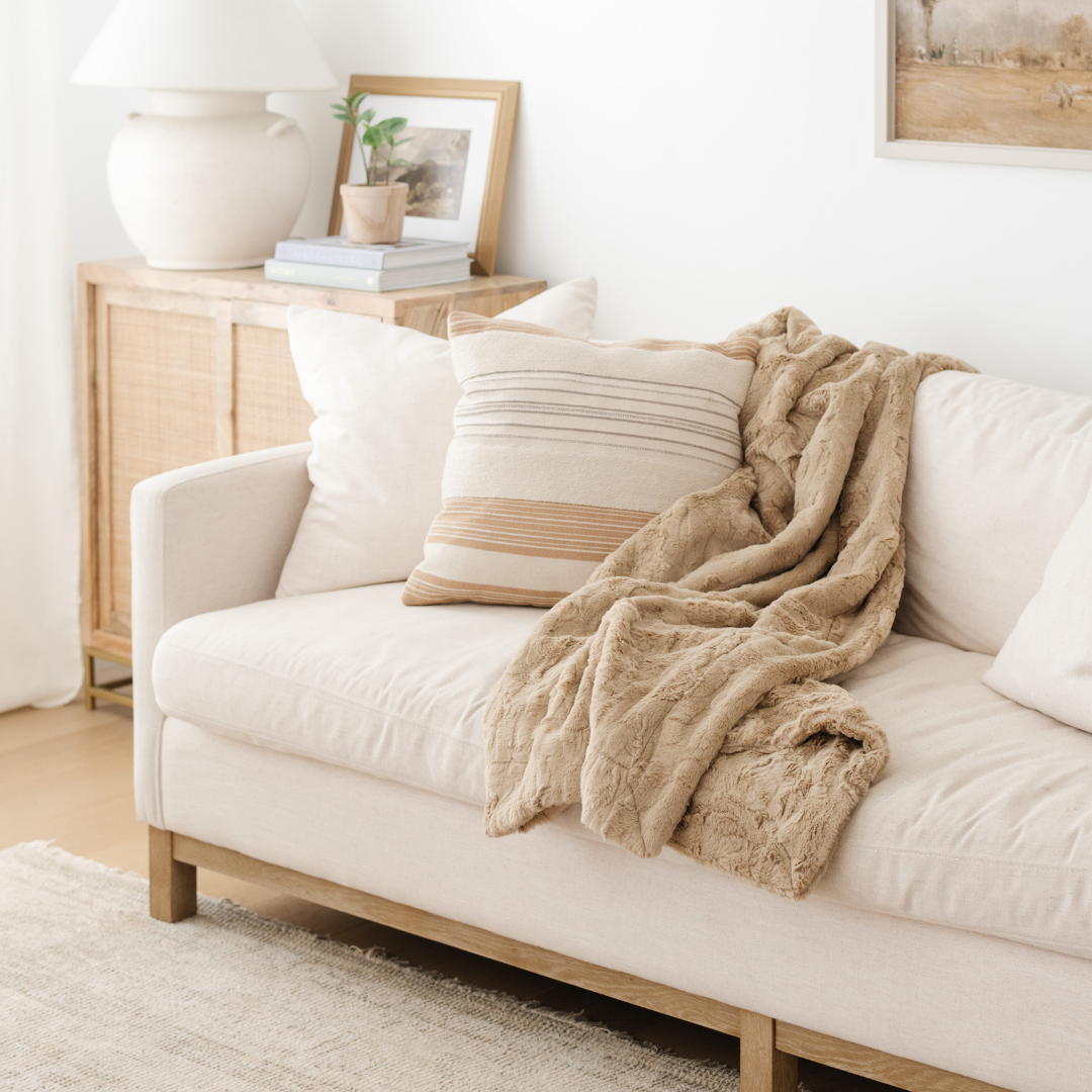 PATTERNED FAUX FUR THROW BLANKETS From Saranoni