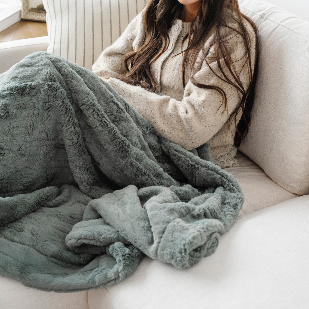 PATTERNED FAUX FUR THROW BLANKETS From Saranoni
