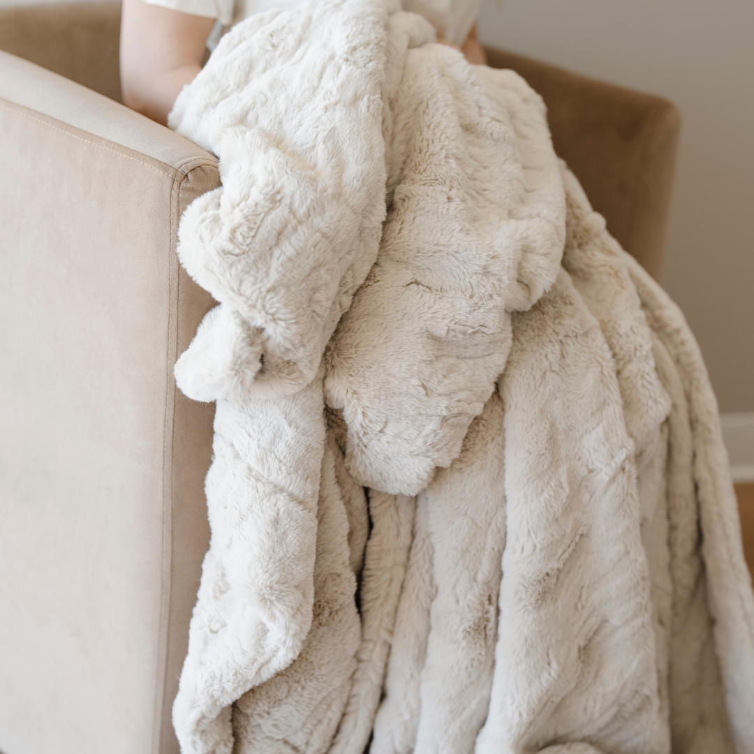 PATTERNED FAUX FUR THROW BLANKETS From Saranoni