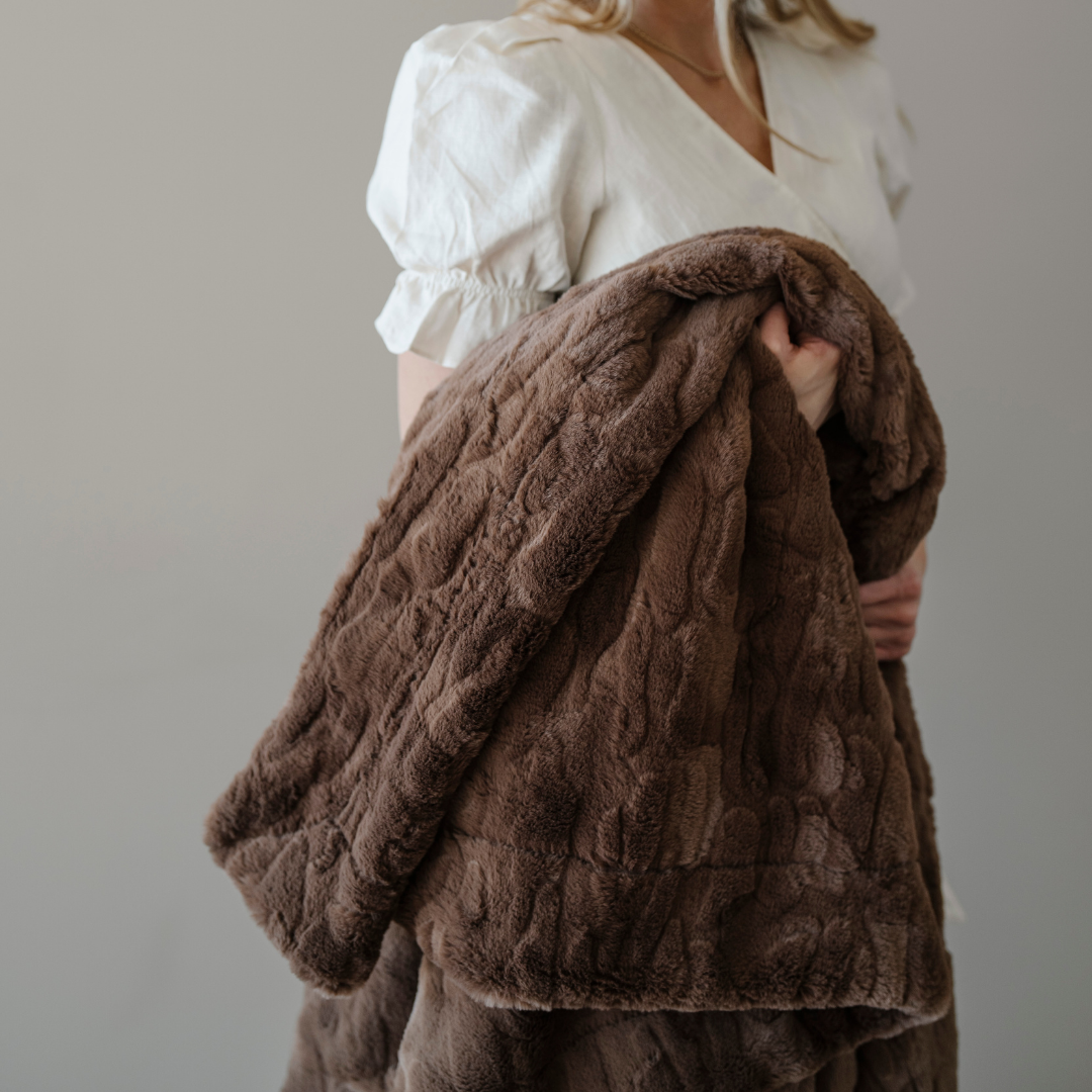 PATTERNED FAUX FUR THROW BLANKETS From Saranoni