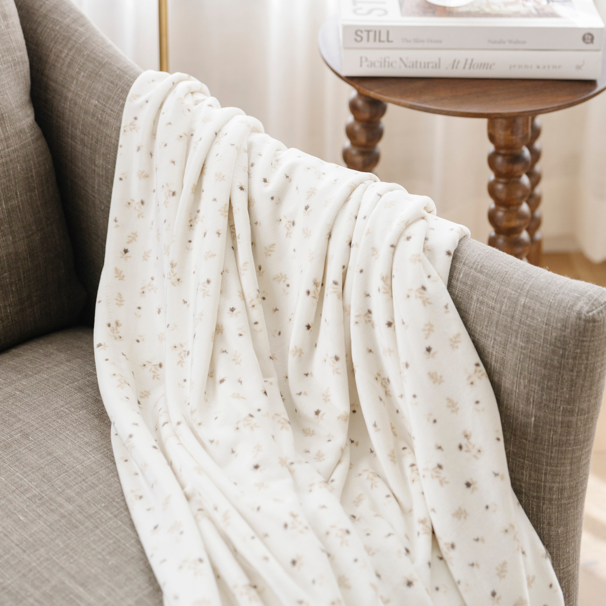 MINKY STRETCH THROW BLANKETS From Saranoni