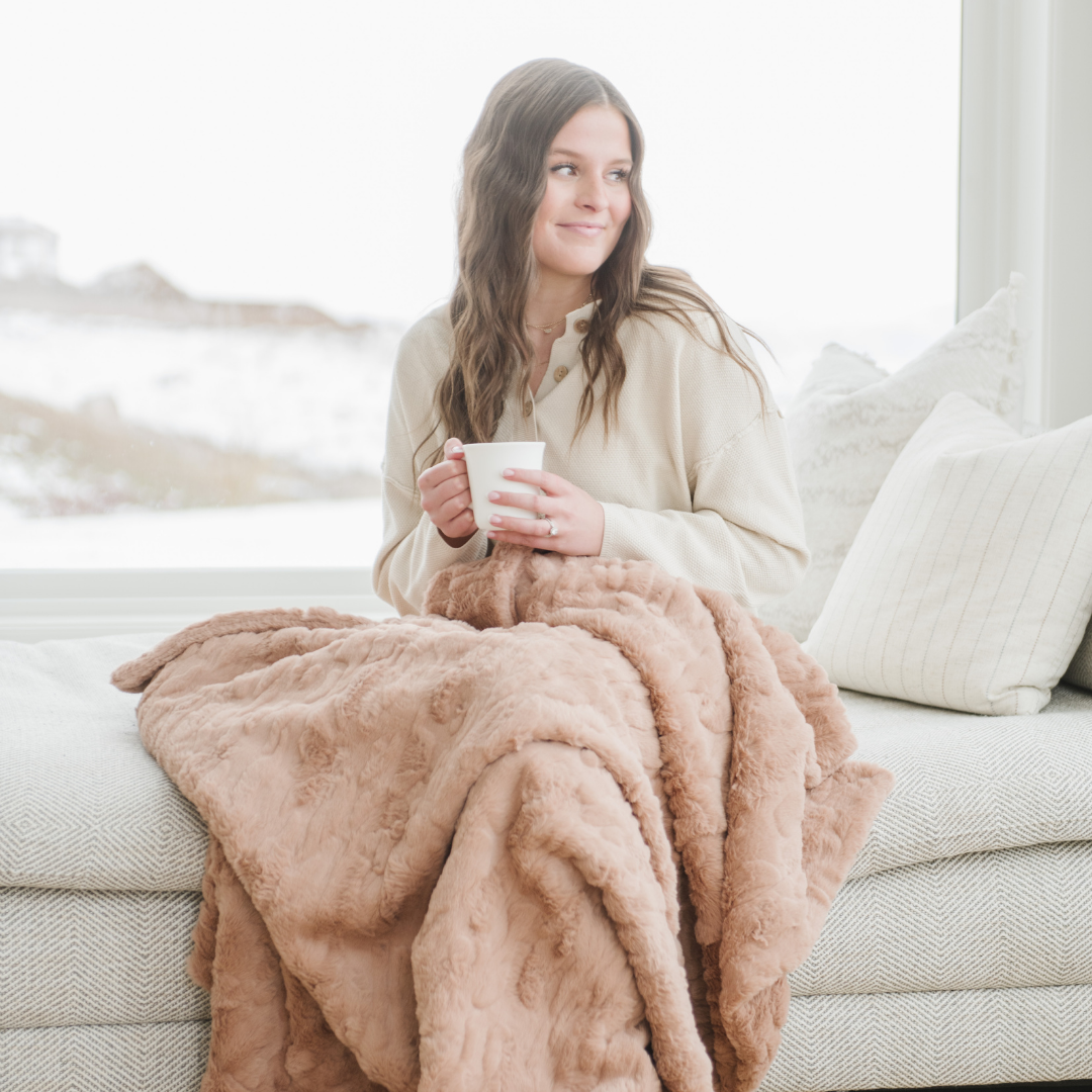 PATTERNED FAUX FUR THROW BLANKETS From Saranoni