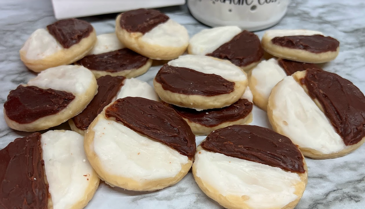 HALF MOON Black & White COOKIES Wax Melts |  Fake Food | 5 Cookies | 5.5 oz From Eartherella Soap & Candle Co.