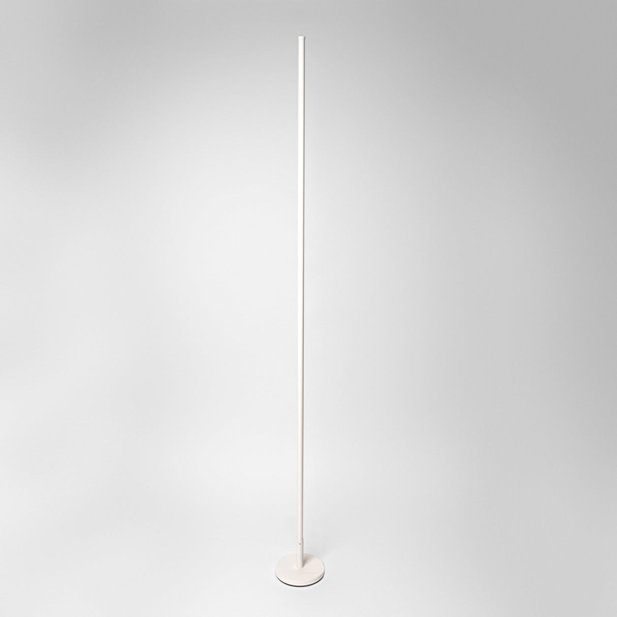 Léger RGB Floor Lamp From Ozarké