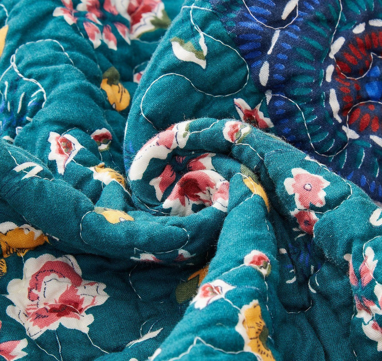 DaDa Bedding Bohemian Patchwork Bed of Wild Flowers Floral Gardenia Green Bedspread Set (JHW-886) from DaDalogy Bedding Collection