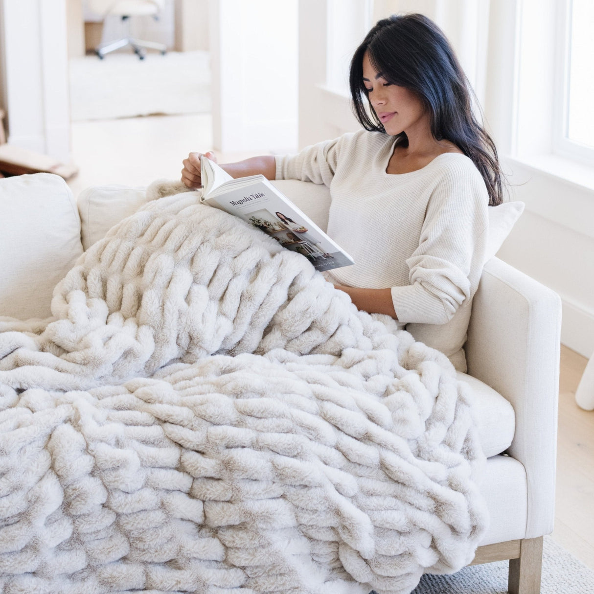 DOUBLE RUCHED FAUX FUR THROW BLANKETS From Saranoni