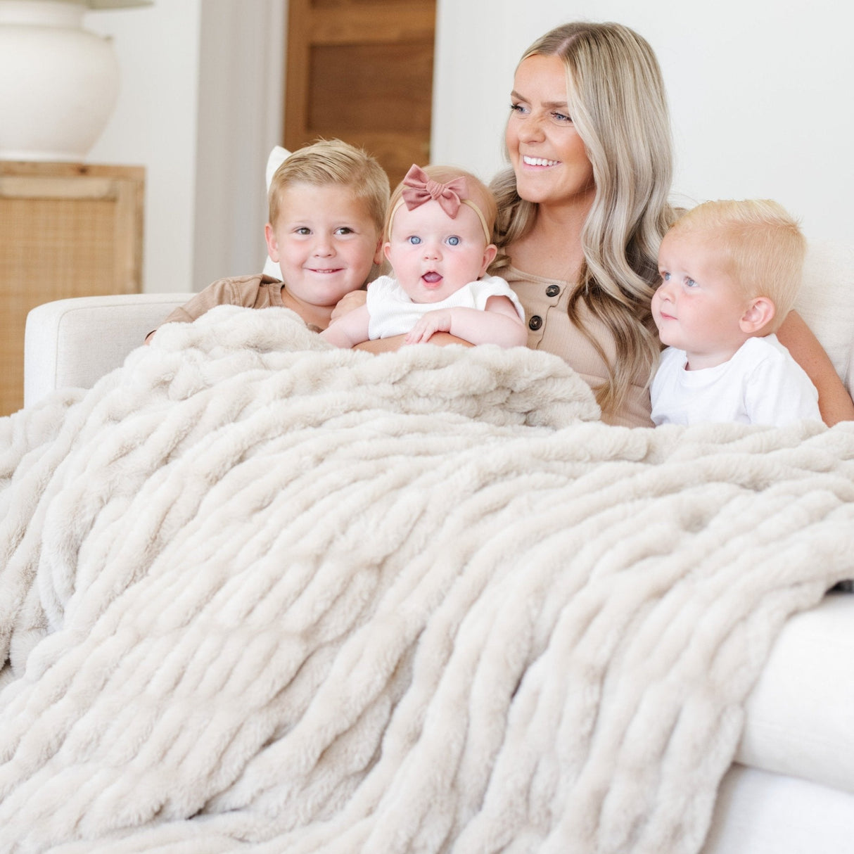 DOUBLE RUCHED FAUX FUR XL THROW BLANKETS From Saranoni