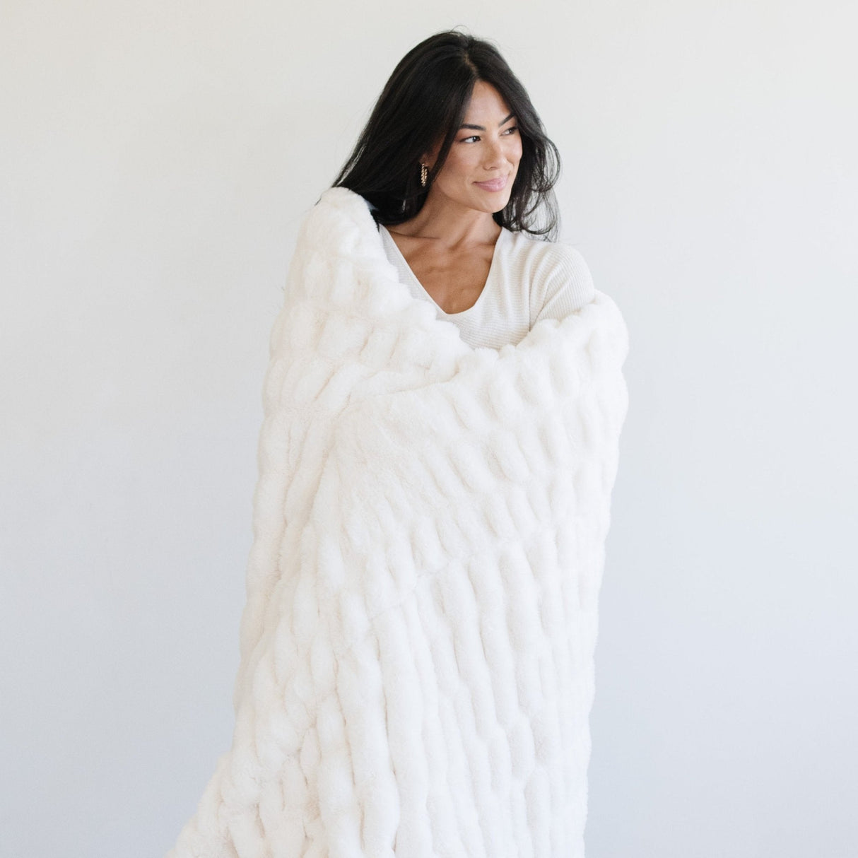 DOUBLE RUCHED FAUX FUR XL THROW BLANKETS From Saranoni