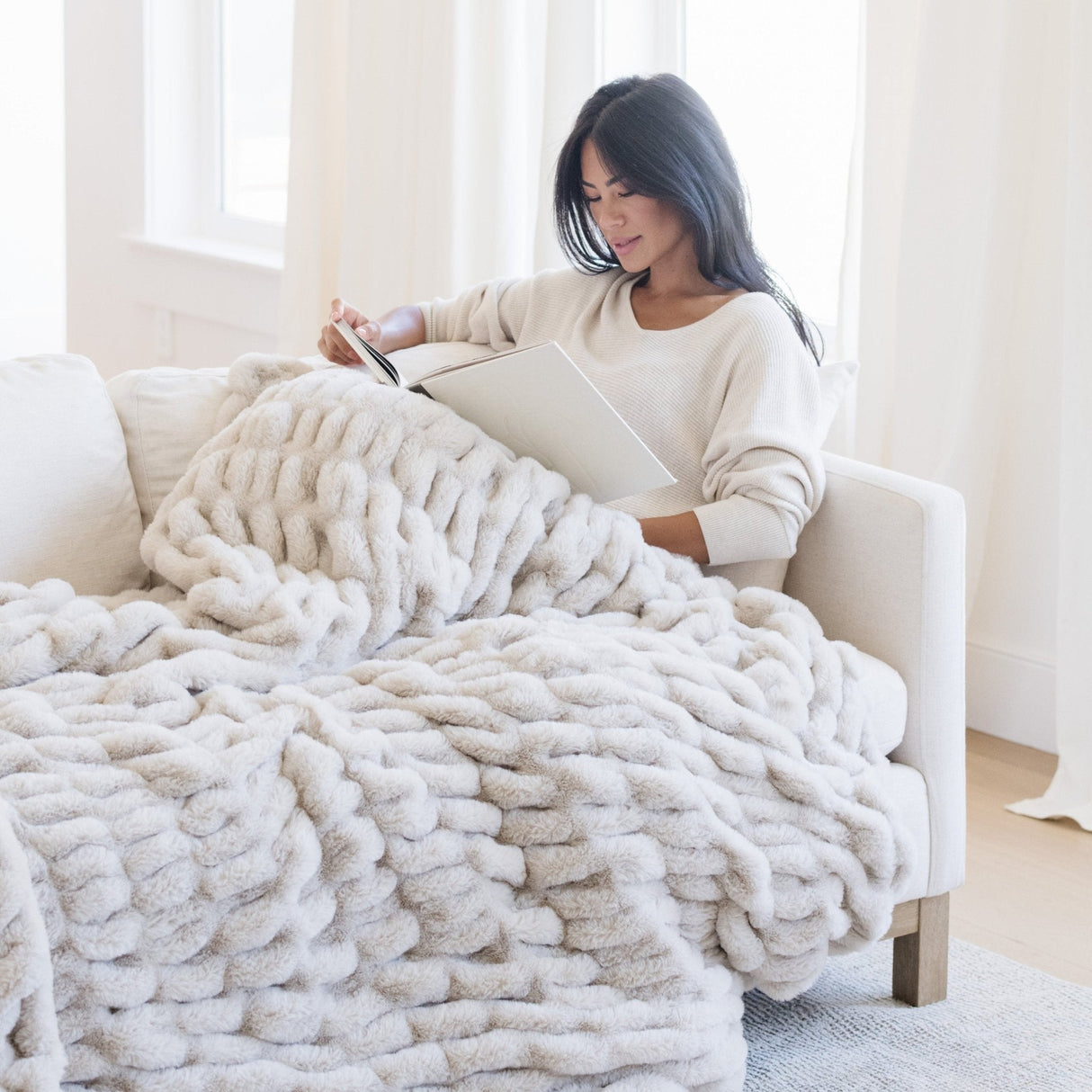 DOUBLE RUCHED FAUX FUR XL THROW BLANKETS From Saranoni