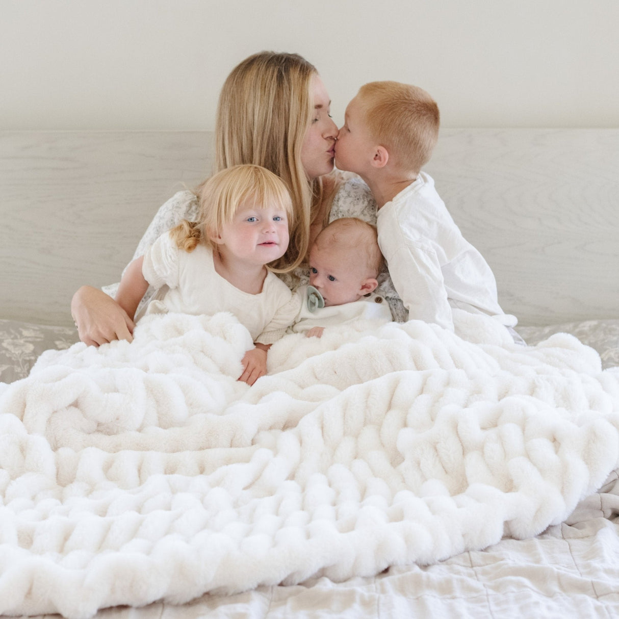 DOUBLE RUCHED FAUX FUR XL THROW BLANKETS From Saranoni