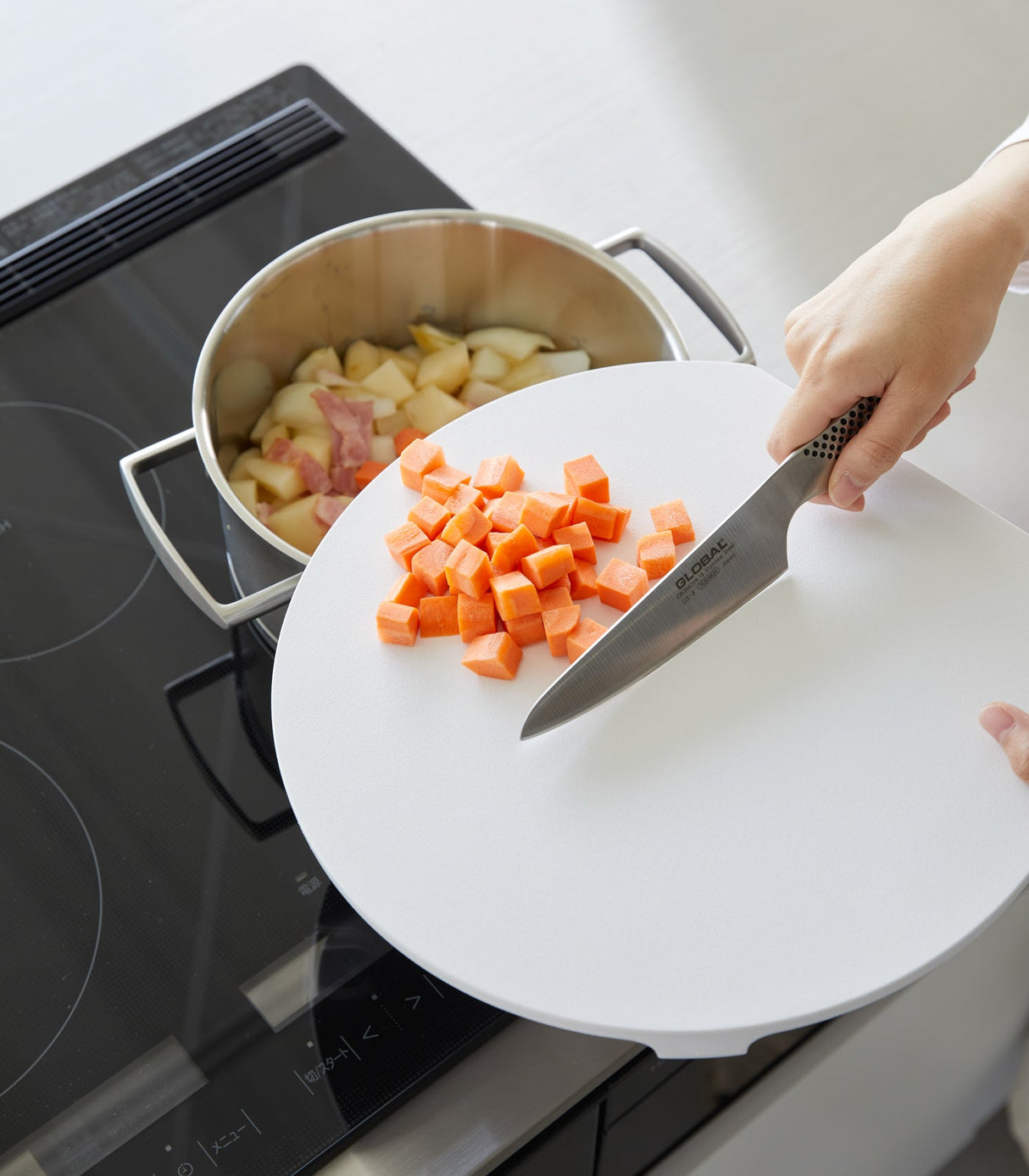 Round Magnetic Cutting Board from Yamazaki Home
