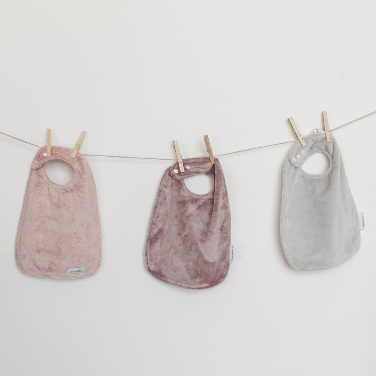 MINKY BIBS 3-PACK from Saranoni