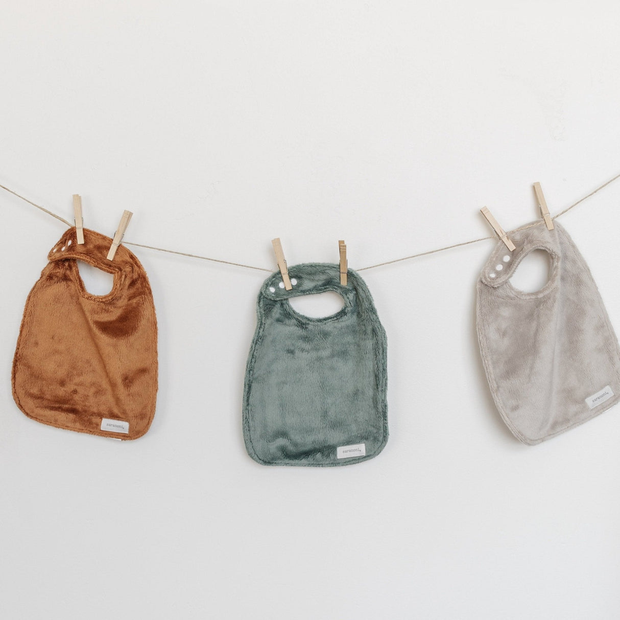 MINKY BIBS 3-PACK from Saranoni