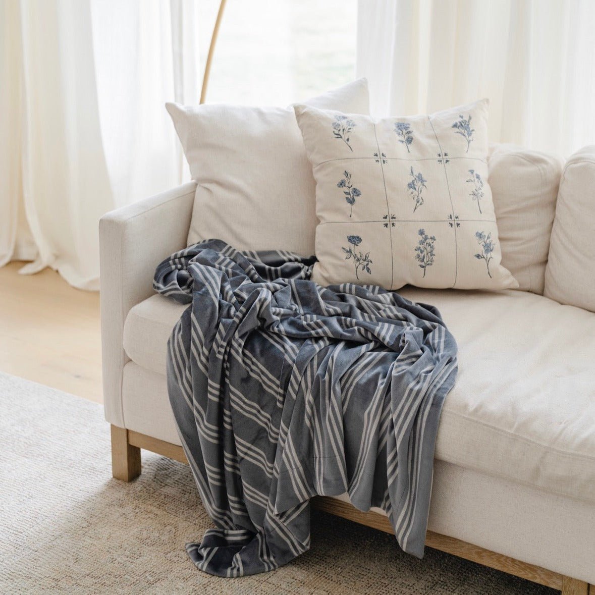 MINKY STRETCH THROW BLANKETS From Saranoni