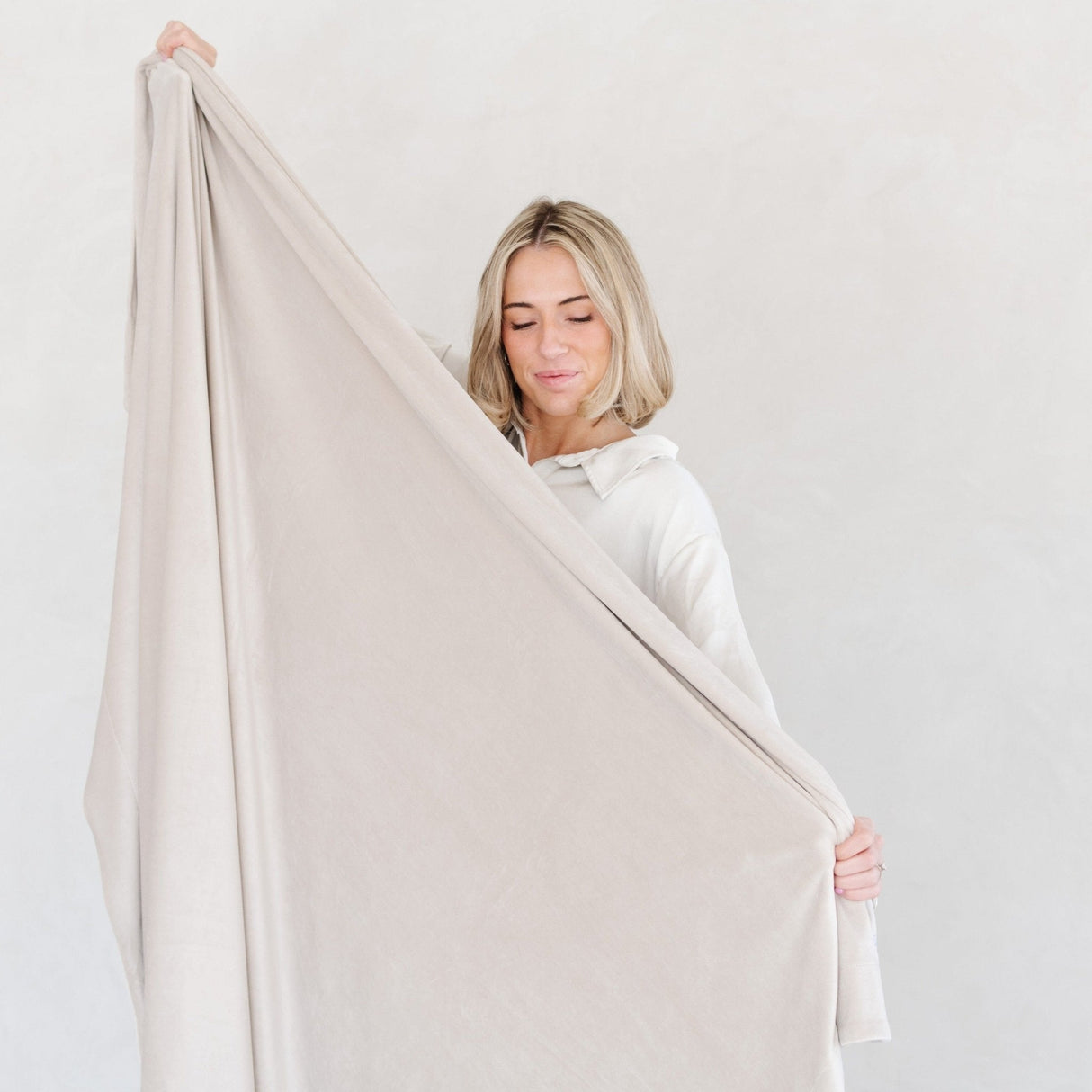 MINKY STRETCH THROW BLANKETS From Saranoni