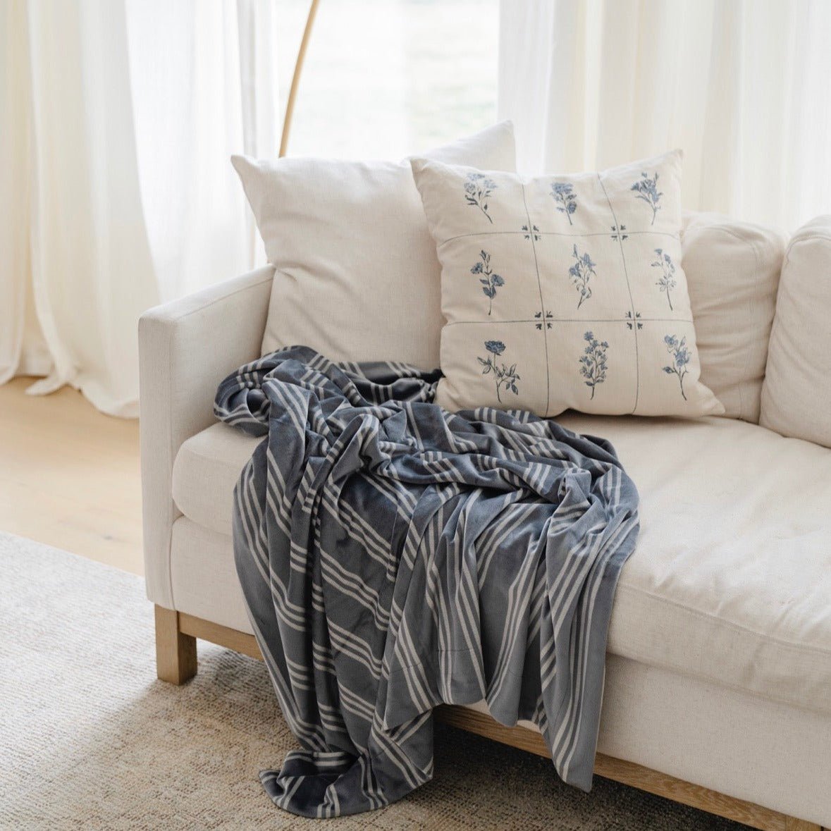 MINKY STRETCH XL THROW BLANKETS From Saranoni