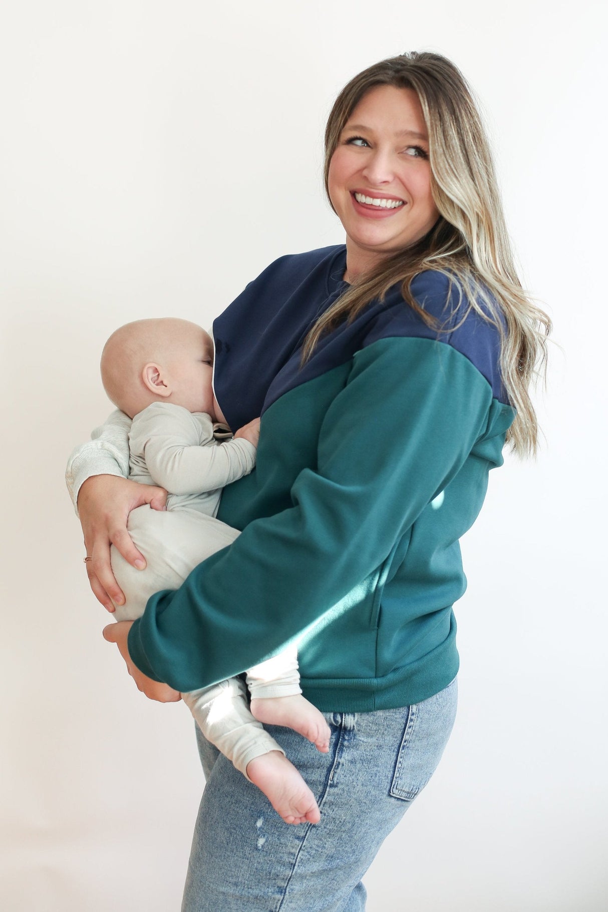 Velour Interior Diagonal Zip Breastfeeding Sweatshirt from Movemama