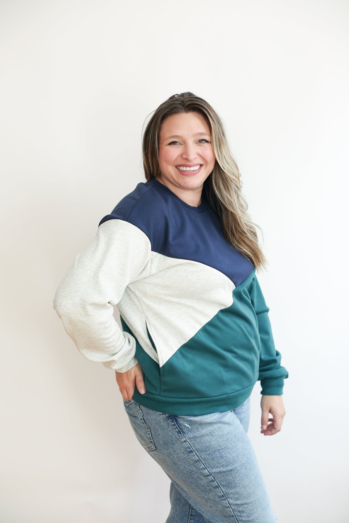 Velour Interior Diagonal Zip Breastfeeding Sweatshirt from Movemama