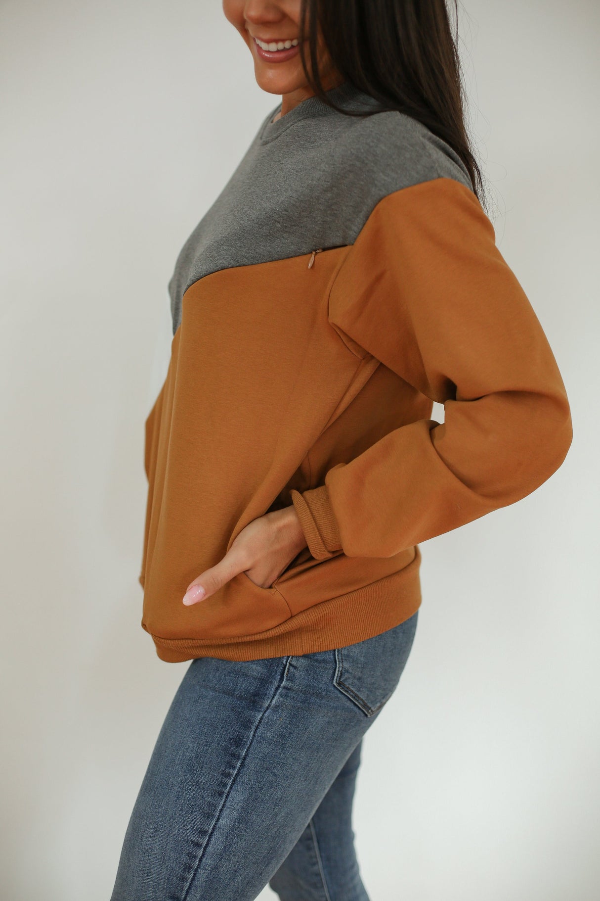 Velour Interior Diagonal Zip Breastfeeding Sweatshirt from Movemama