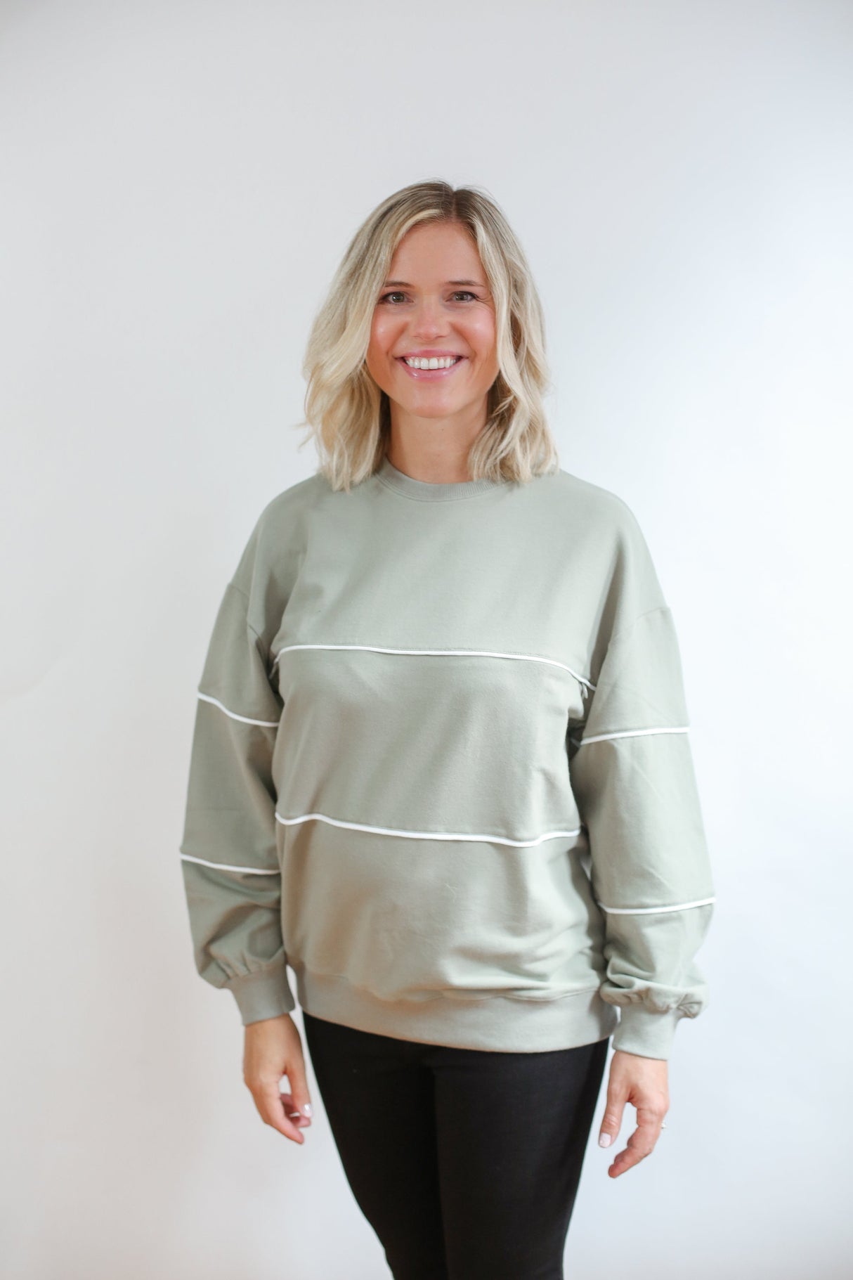 Relaxed Fit Invisible Zipper Breastfeeding Sweatshirt with Piping From Movemama